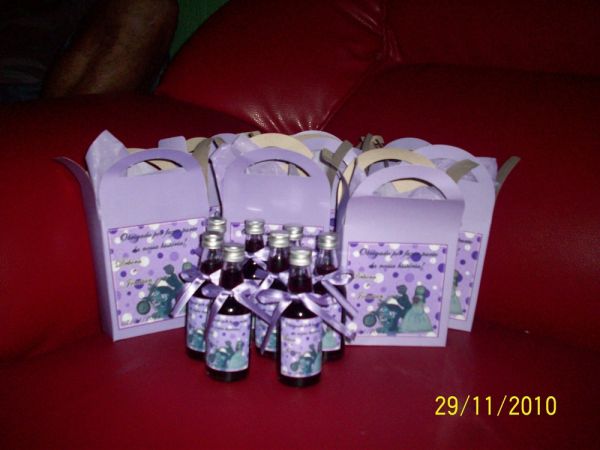caixinha com mini vinho