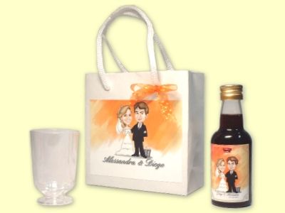 sacolinha com mini vinho + taçinha