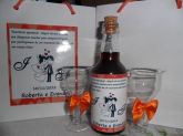 sacolinha com mini vinho e taçinhas