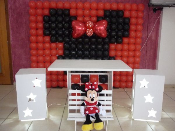 decoração clean com painel de bexigas